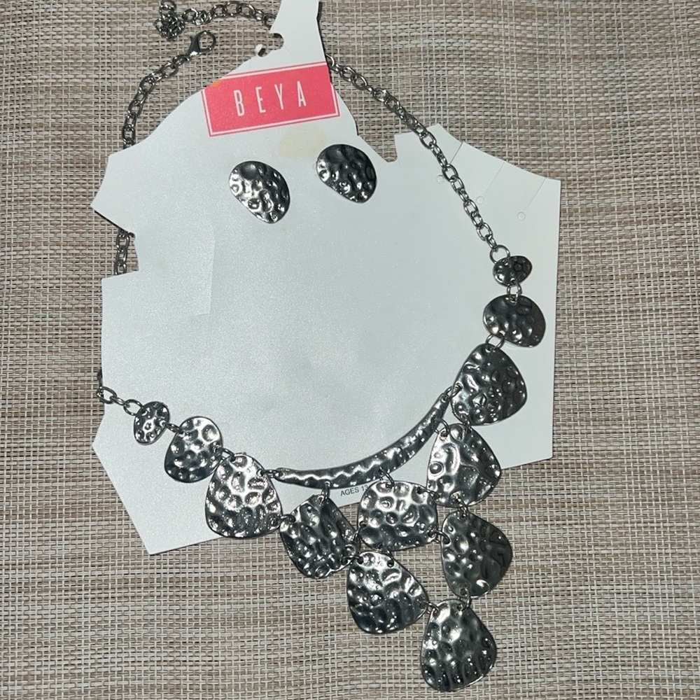 Hammer Textured Women Chunky Bib Necklace Earrings set